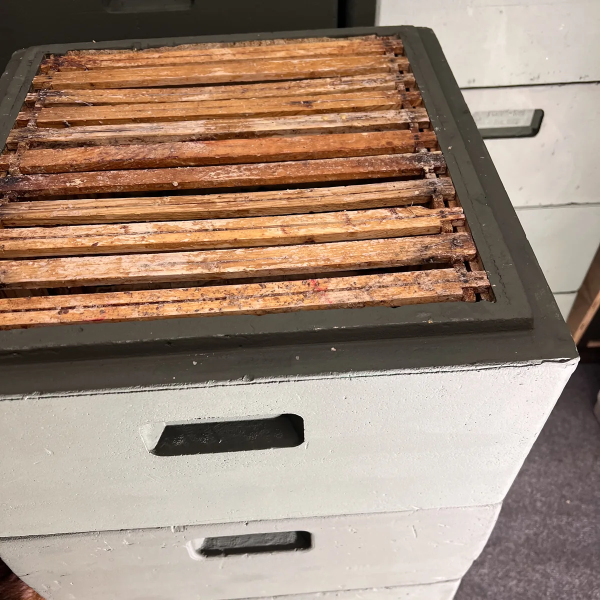 Geöffneter Bienenstock mit hölzernen Rähmchen.